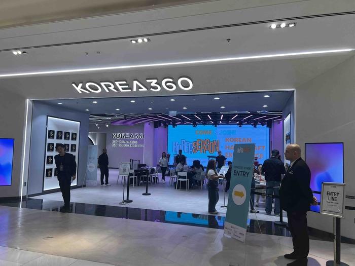 KOREA360 في Dubai Festival City Mall، مساحة مخصّصة للتعريف بمختلف جوانب الثقافة الكورية في دبي. (MK)