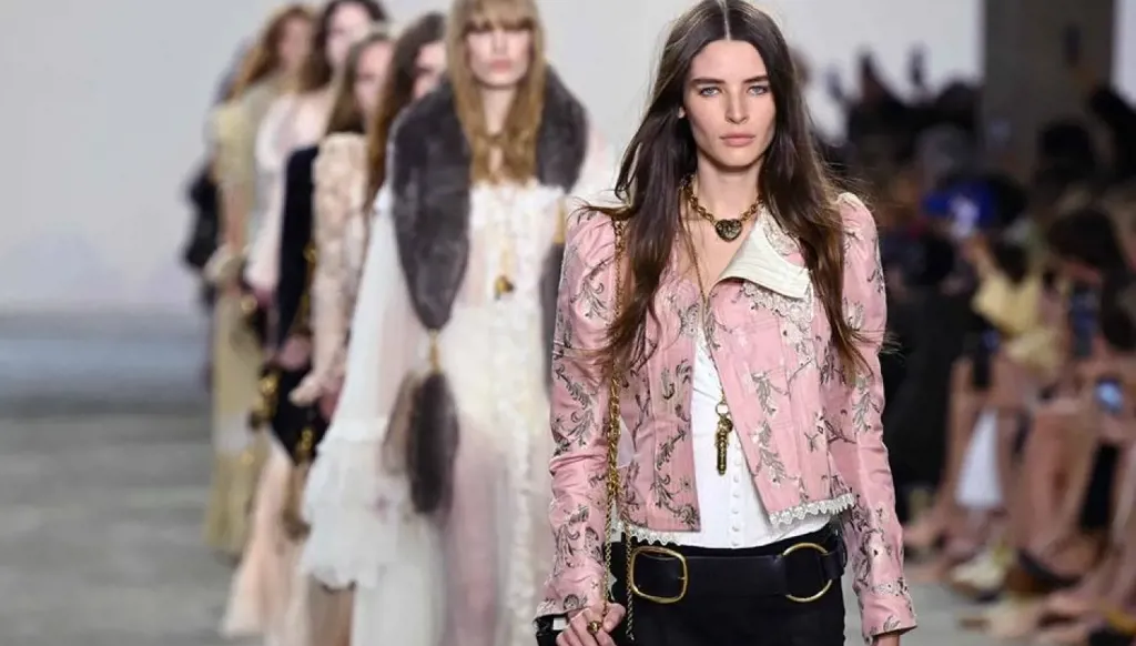 ارتدِ شخصيتك: سيكولوجية اللون في اختيار الملابس