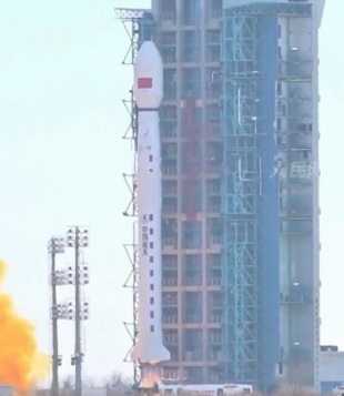 الصين تطلق قمراً اصطناعياً جديداً إلى الفضاء (إكس)