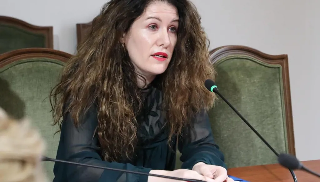 رئيسة جهاز الاستخبارات الألباني تسلّم نفسها بعد إصدار مذكّرة توقيف بحقّها