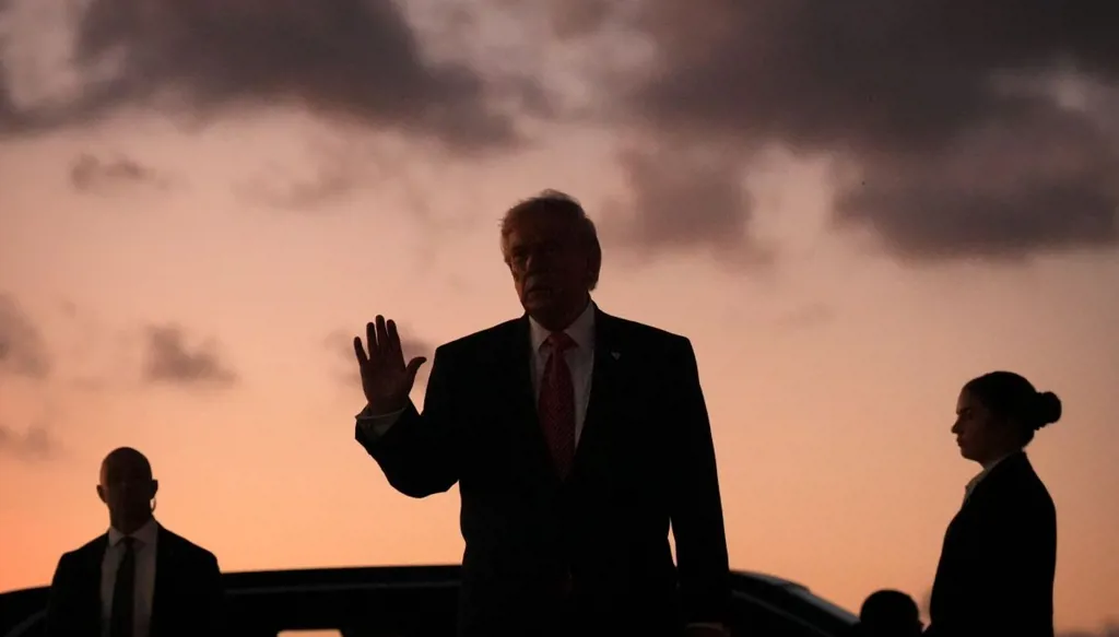 الرئيس الأميركي دونالد ترامب يلوح لمناصرين بعد وصوله إلى فلوريدا، 27 آذار/مارس 2026. (أ ب)