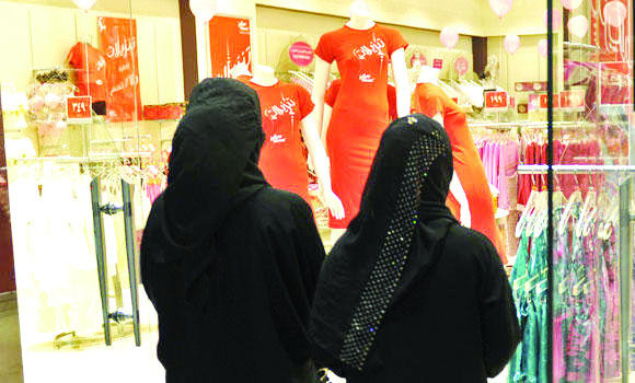 سعوديات يتسوقن في أحد متاجر جدة (أ ف ب)