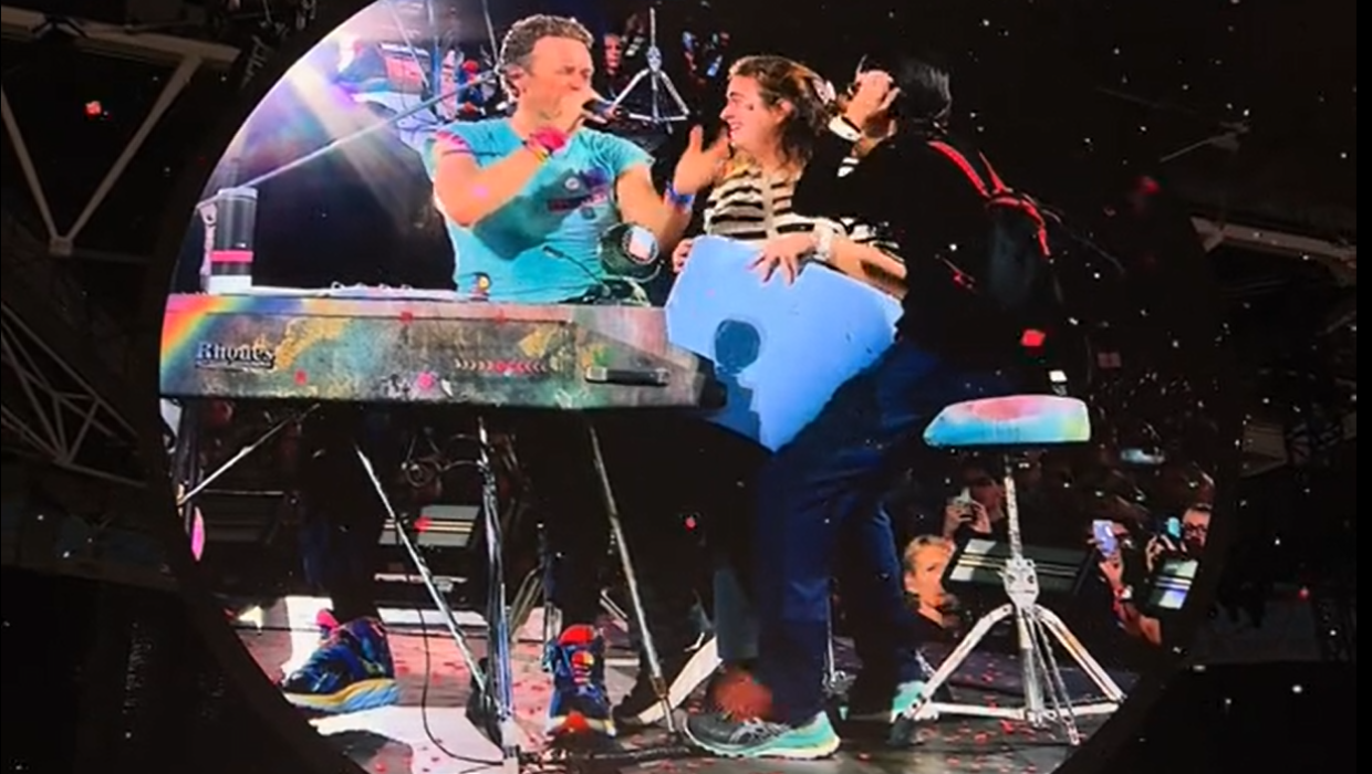 كريس مارتن مع المشجعتين الإسرائيليتين (من الفيديو المتداول - غوغل).