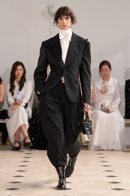 أسلوب الجامعة بلمسة عصرية من دار Celine لربيع 2026 (إنترنت)