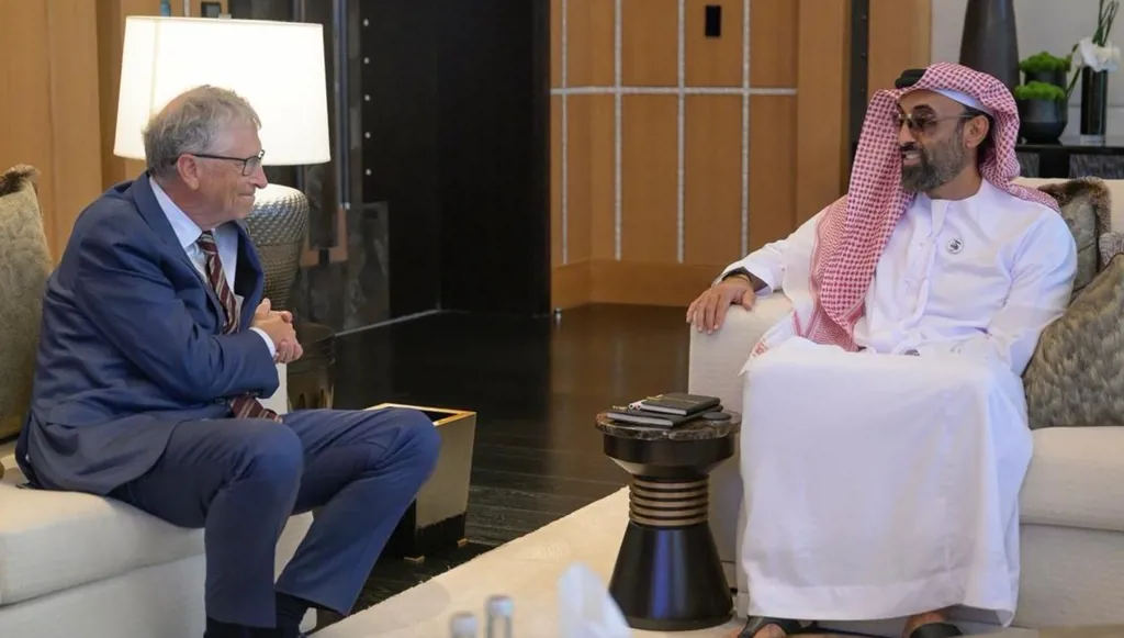 طحنون بن زايد وبيل غيتس يبحثان دور الذكاء الاصطناعي في التنمية المستدامة