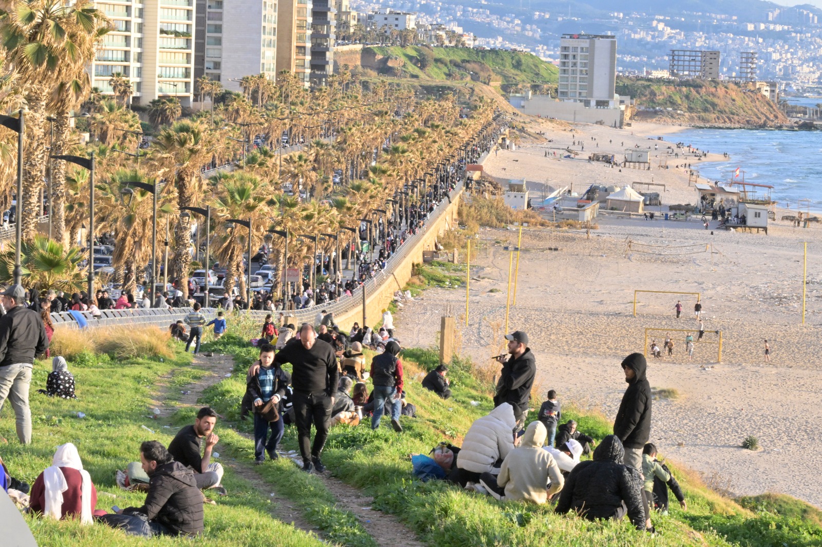 نازحون الى بحر بيروت (نبيل اسماعيل)