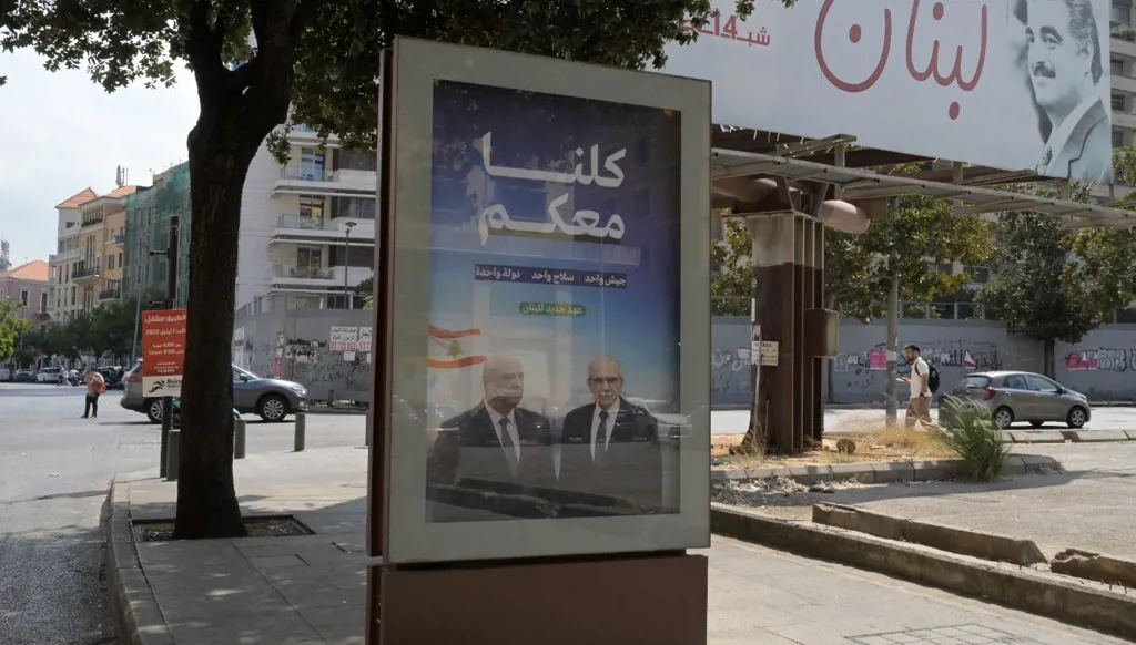 "سلاح واحد"... لوحات تنتشر في بيروت قبل جلسة الحكومة (صور)