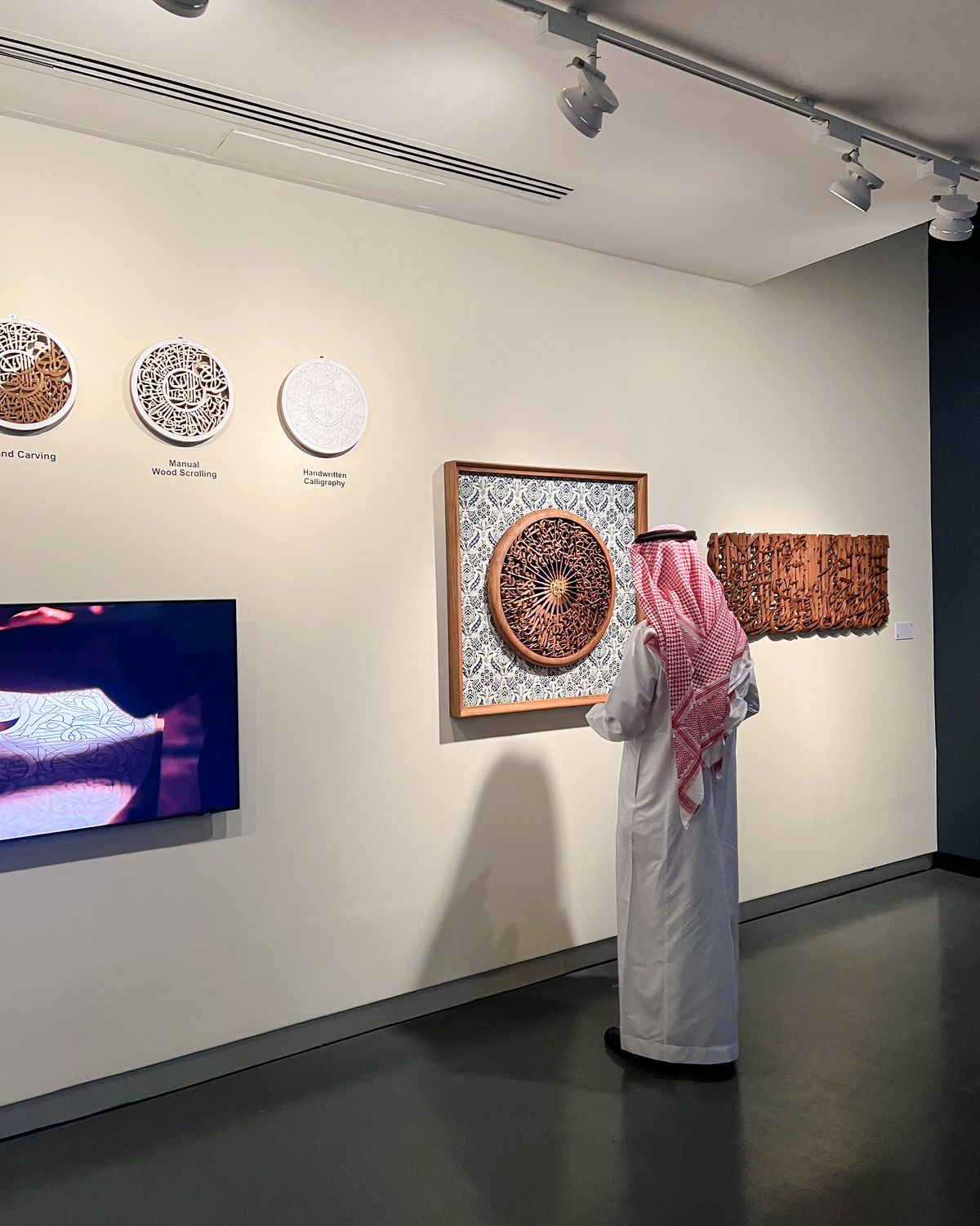 الشارقة تضع الخط العربي في ميزان الفن المعاصر