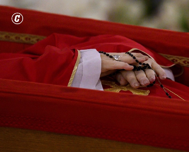 البابا فرنسيس مسجى في نعشه (وكالة إيطالية: ragusanews).