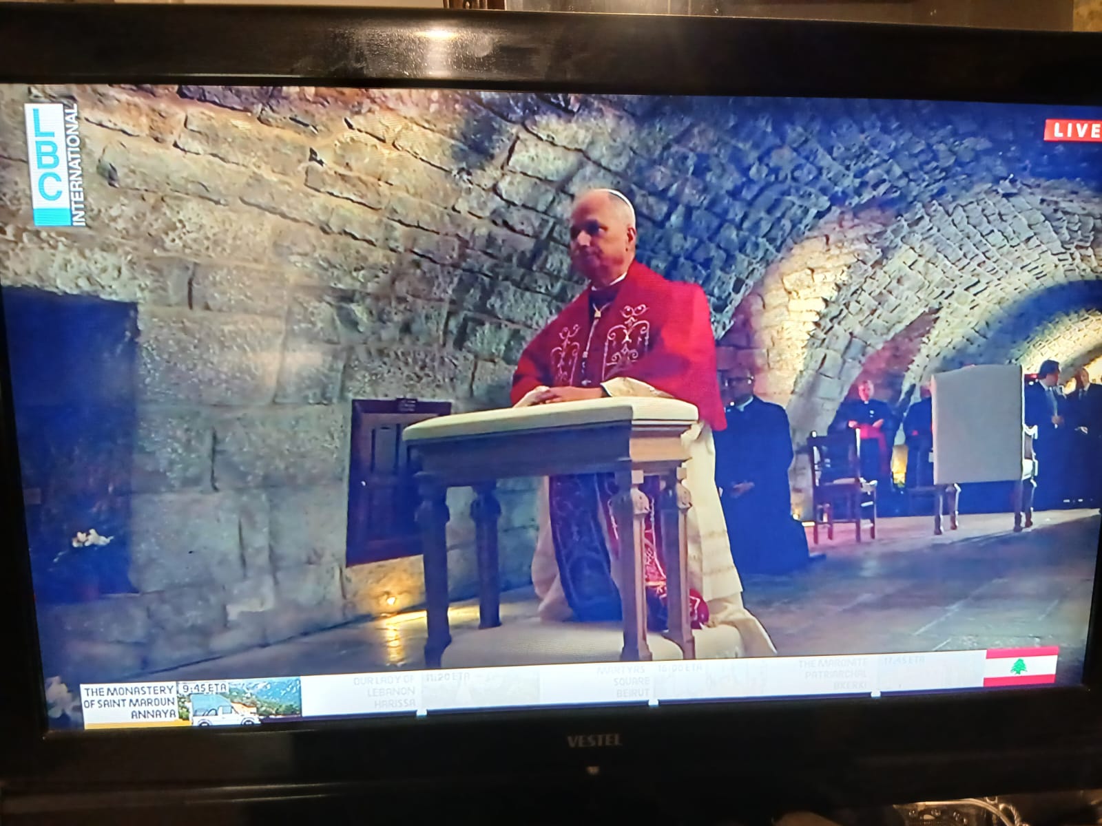 لقطة من بث مباشر تظهر لحظة جثو البابا امام ضريح مار شربل (النهار)