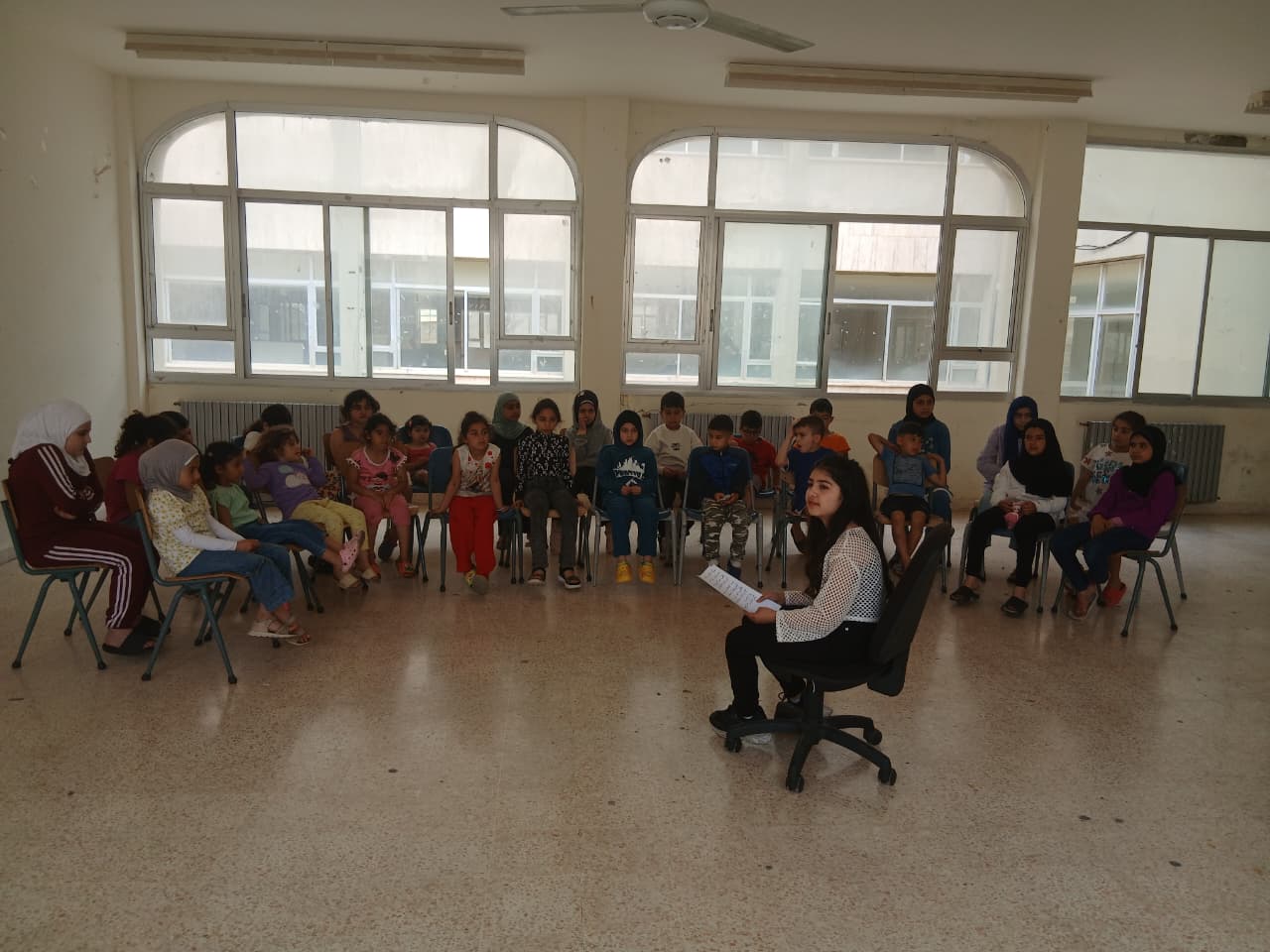 إلسا الحجار في أثناء التدريب مع أقرانها.