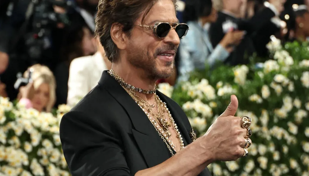 شاروخان يضطر إلى التعريف بنفسه في الـ "ميت غالا" (فيديو)