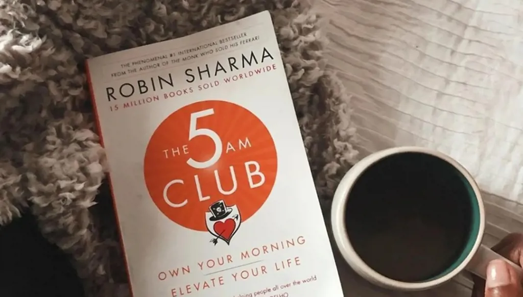 كتاب The 5 AM Club لروبن شارما، أحد أبرز الكتب التي ساهمت في ترسيخ فكرة الاستيقاظ عند الخامسة صباحاً وربطها بالإنتاجية وبناء الروتين اليومي. (Harper Collins)