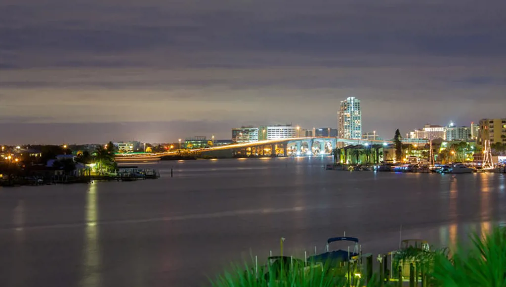 بالقرب من جسر تذكاري... اصطدام قارب بعبّارة يصيب 40 سائحاً في فلوريدا