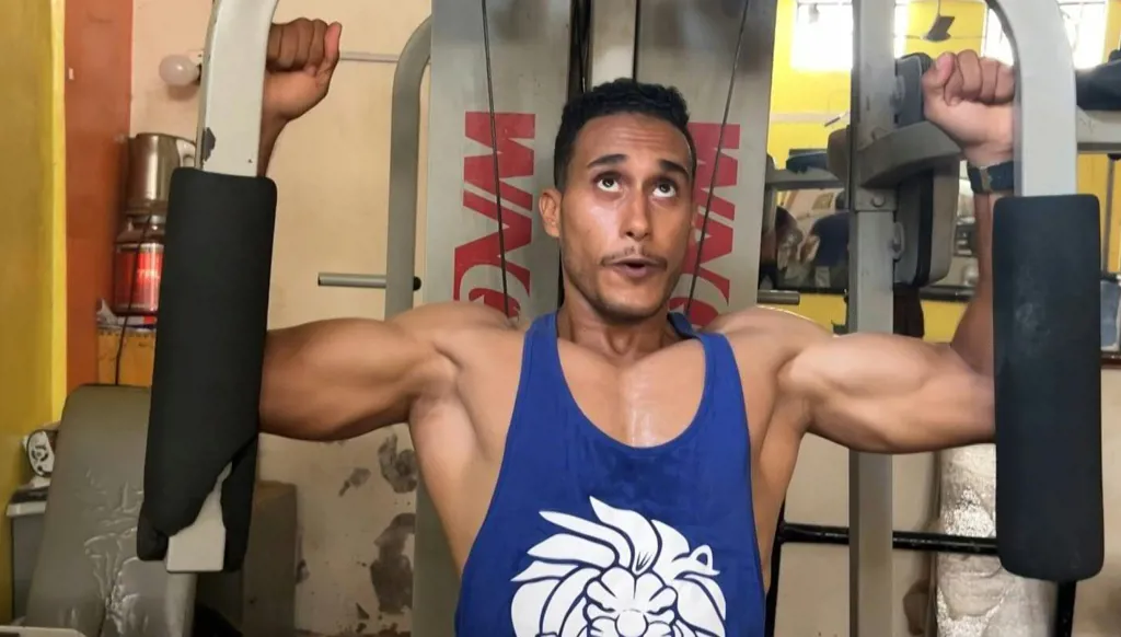 لاعب كمال أجسام يمني يقاوم أوزار الحرب بالأثقال