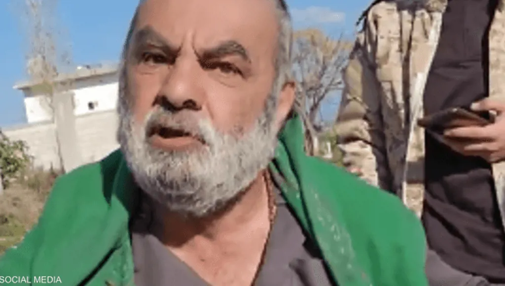 وُجِد بالقرب من مطار حميميم في اللاذقية... ما حكاية العجوز الإيراني المقعد؟