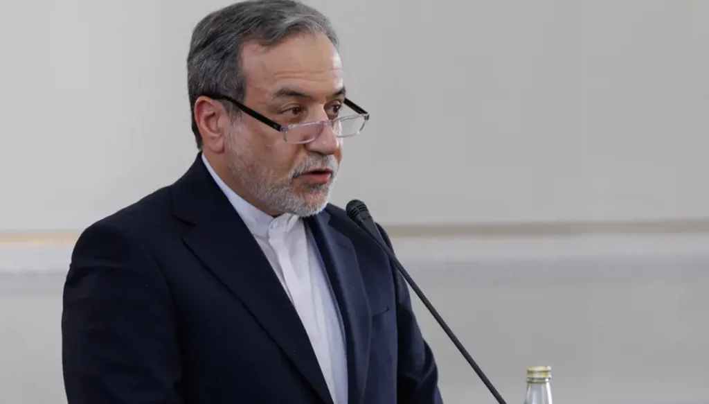 اتصال بين وزير الخارجية الإيراني وقائد الجيش الباكستاني