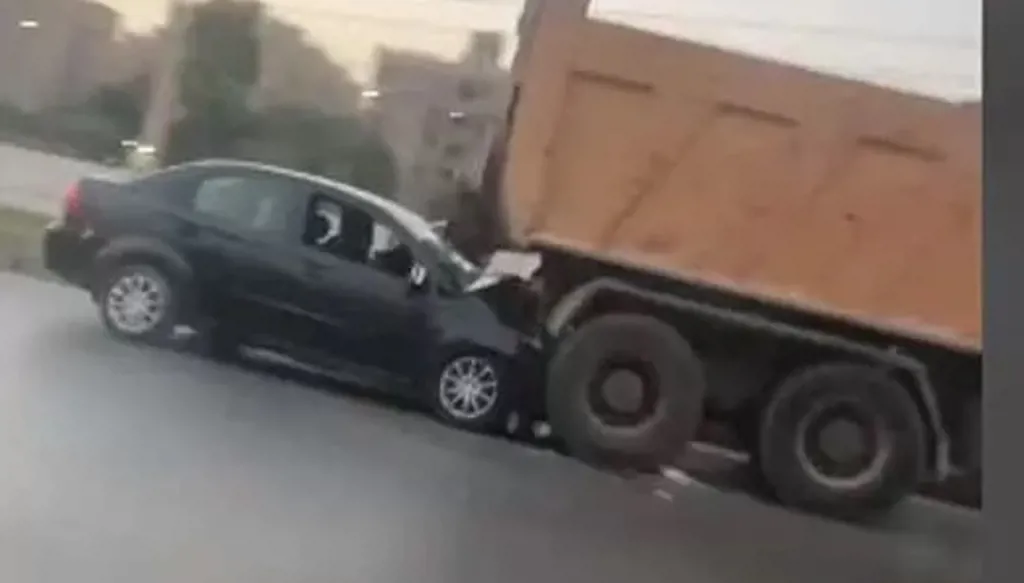 السيارة عقب إصطدامها بالشاحنة (أكس)‏