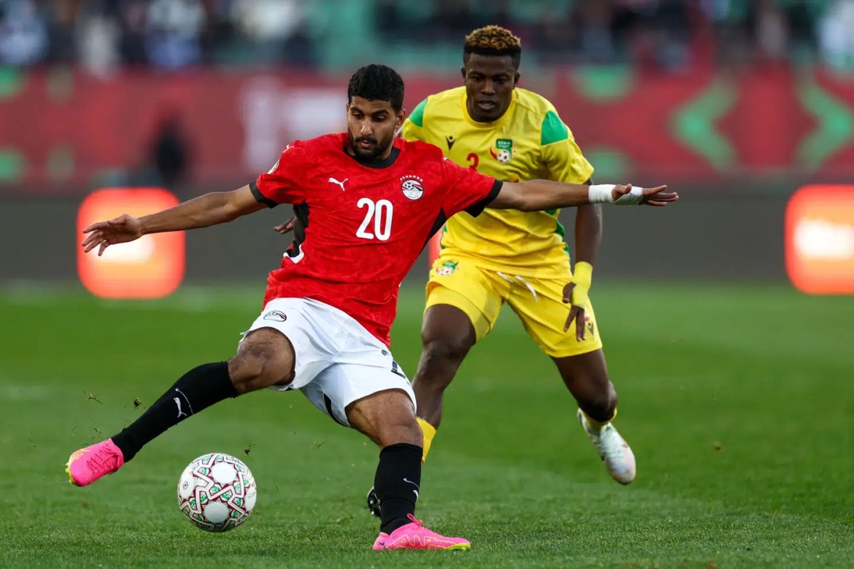 عادل بقميص المنتخب المصري في أمم افريقيا الماضية ضد لاعب من منتخب بنين. (وكالات)