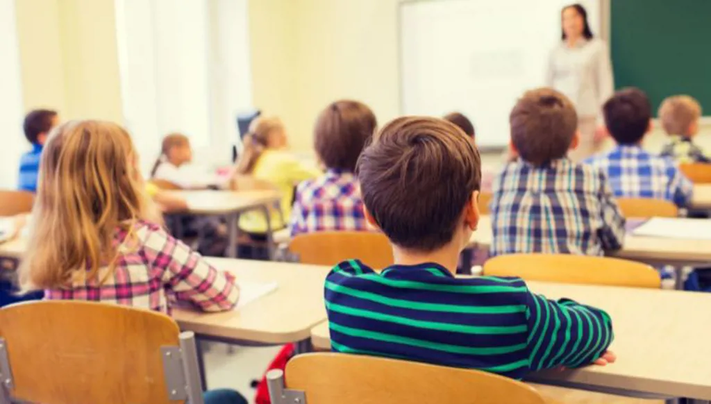 الأحزاب ومحنة المدارس