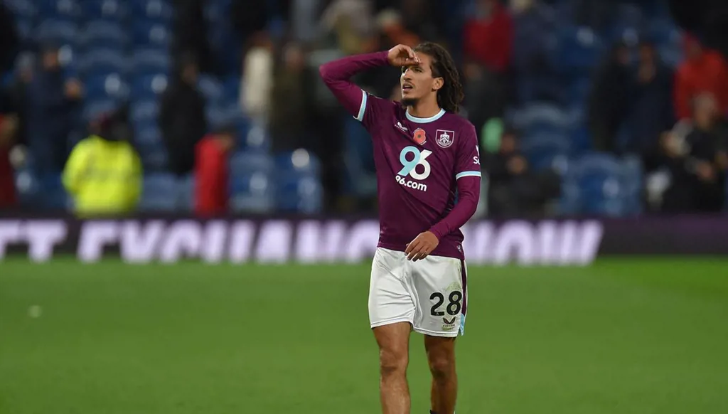 التونسي حنبعل المجبري يثير الجدل في إنكلترا… اتهام بالبصق على جماهير ليدز!