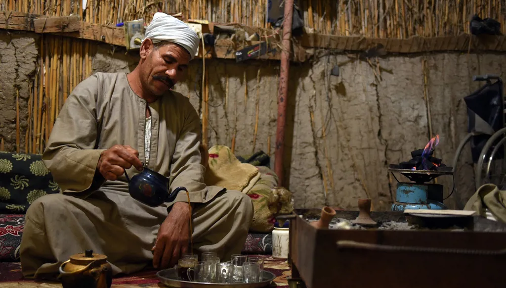 "هات شاي يا أسطى"… كوبٌ عصيّ على شمس الصيف