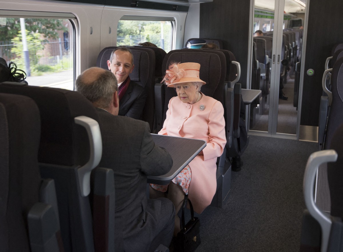 الملكة الراحلة إليزابيث الثانية استقلت قطاراً من سلاو إلى بادينغتون في لندن للاحتفال بالذكرى السنوية الـ175 لأول رحلة قطار قام بها ملك بريطاني في 13 حزيران/يونيو 2017 (أ ف ب).