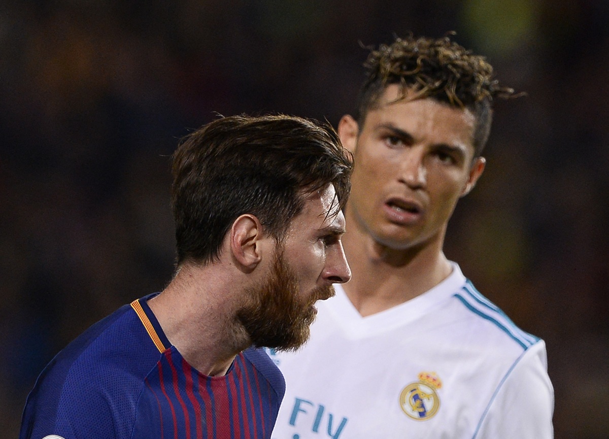 ليونيل ميسي وكريستيانو رونالدو بقميص برشلونة وريال مدريد. (أ ف ب )