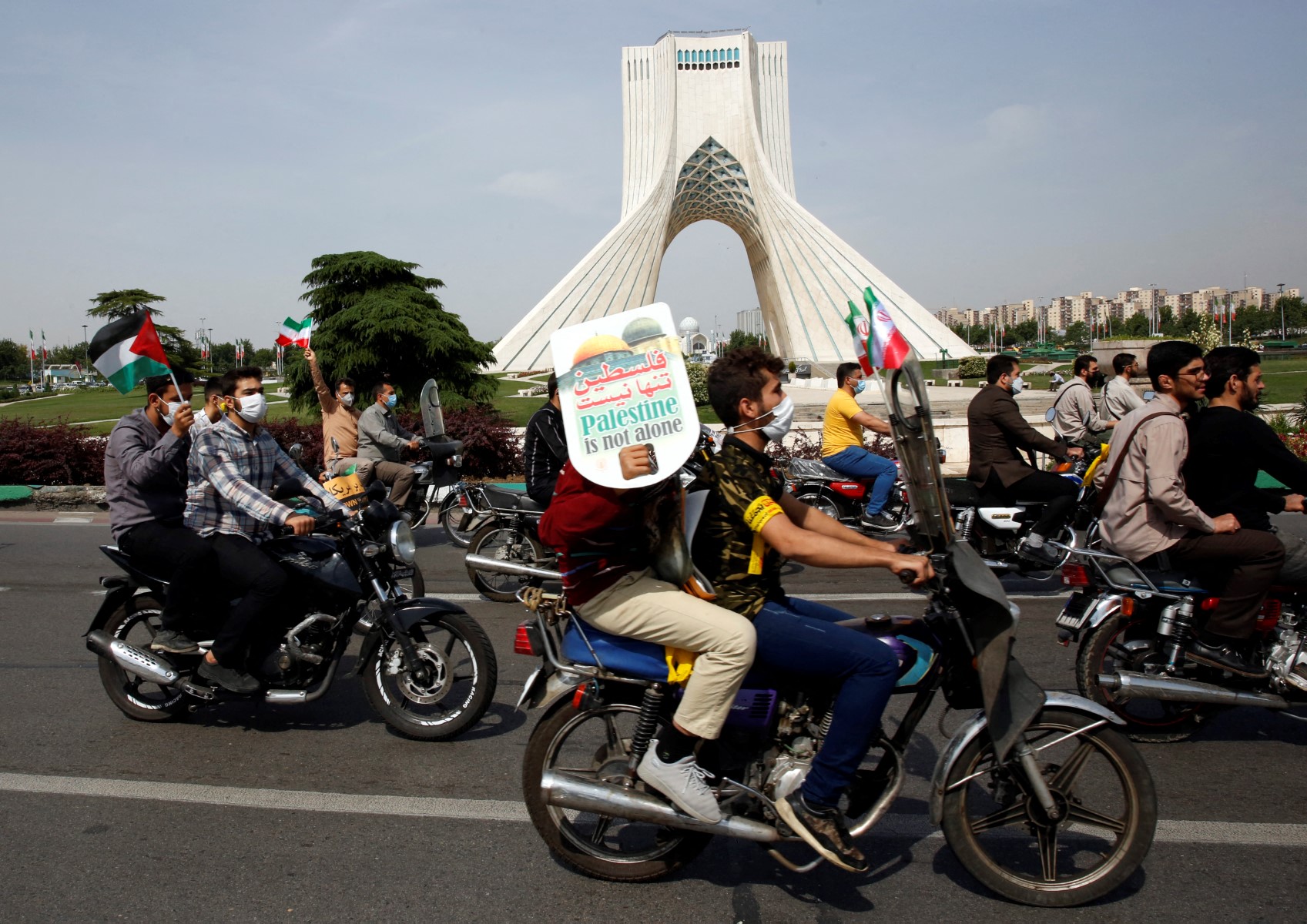 إيرانيون على دراجات نارية في طهران.(أف ب)