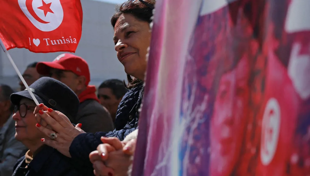 لماذا هربت المعارضة في تونس نحو العالم الافتراضي؟