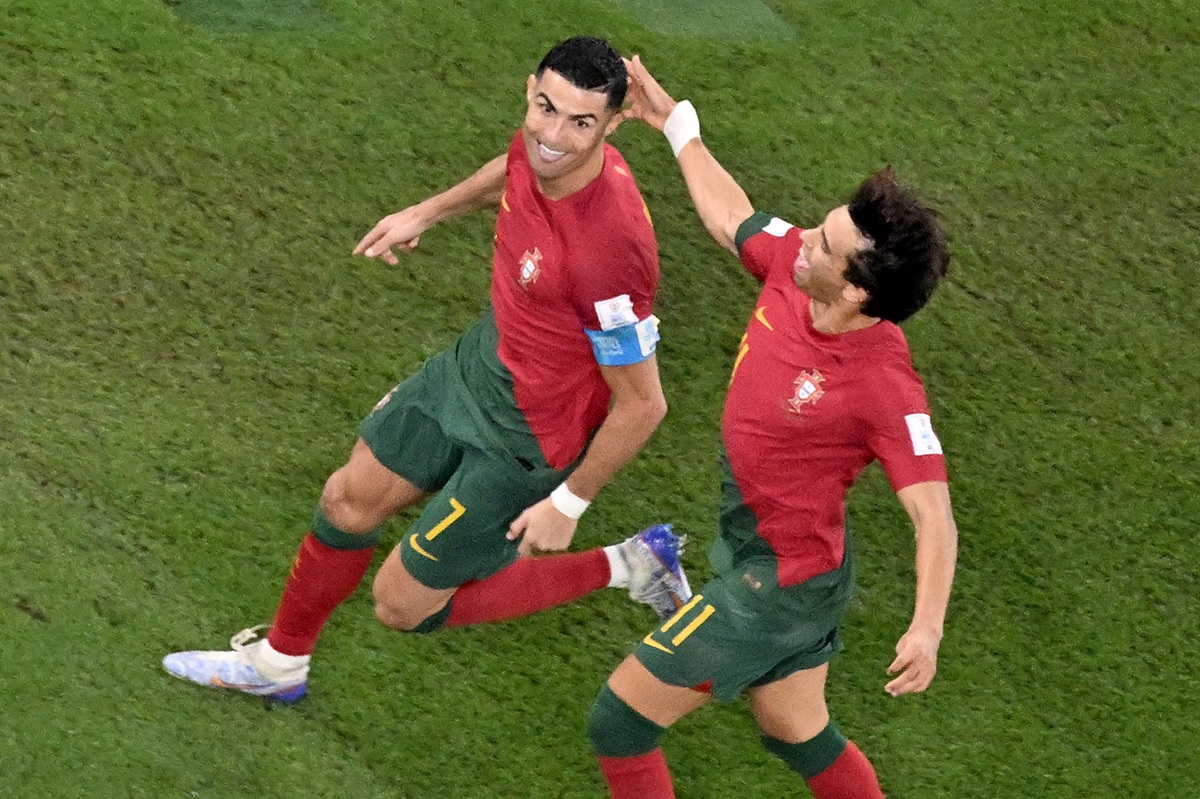 كريستيانو رونالدو وجواو فيليكس. (أ ف ب)