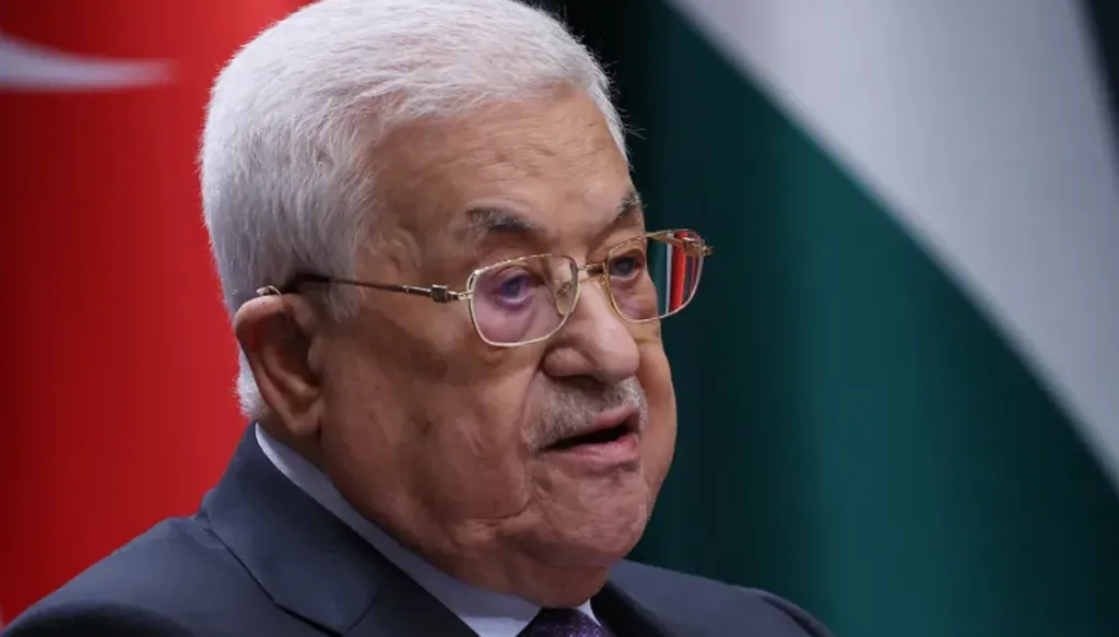 إعلام إسرائيلي: محمود عباس يدرس تحويل السلطة الفلسطينية إلى دولة