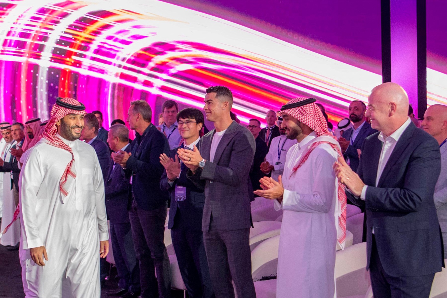 ولي العهد السعودي يستقبله رئيس فيفا جياني إنفانتينو (يمين) والمهاجم البرتغالي كريستيانو رونالدو  في حفل إطلاق بطولة كأس العالم للرياضات الإلكترونية في الرياض عام 2023.(أف ب)