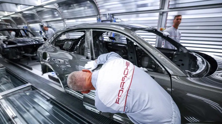 في أحد مصانع بورش في ألمانيا (أ ف ب)