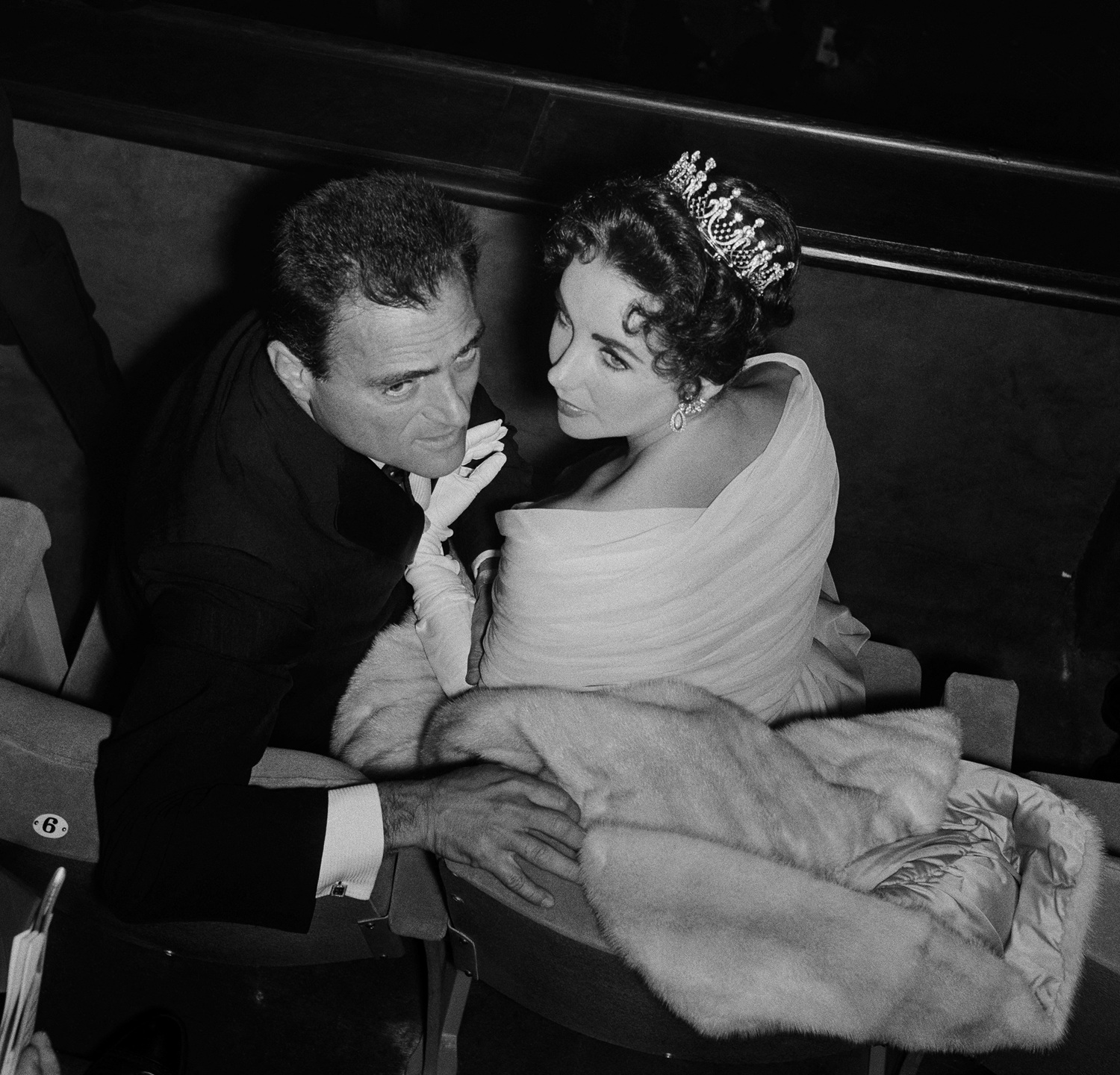 الممثلة إليزابيث تايلور وزوجها مايك تود في مهرجان كان السينمائي. ‏(4 أيار/مايو 1957 - أ ف ب)