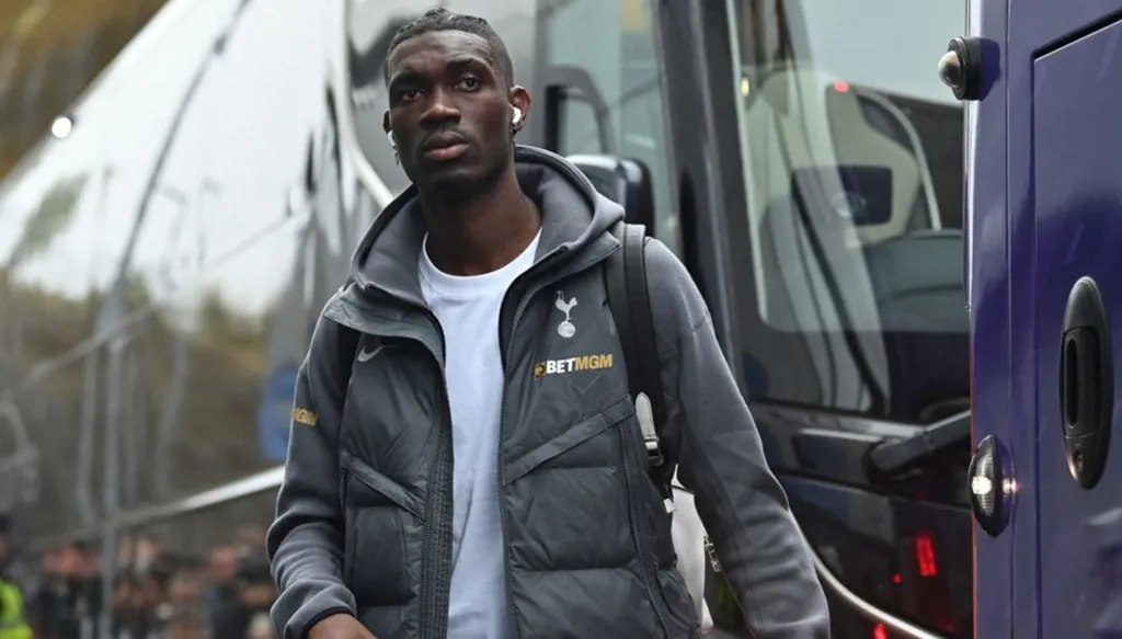 فيديو صادم... لاعب توتنهام إيف بيسوما يتعرّض لثلاث عمليّات سطو!