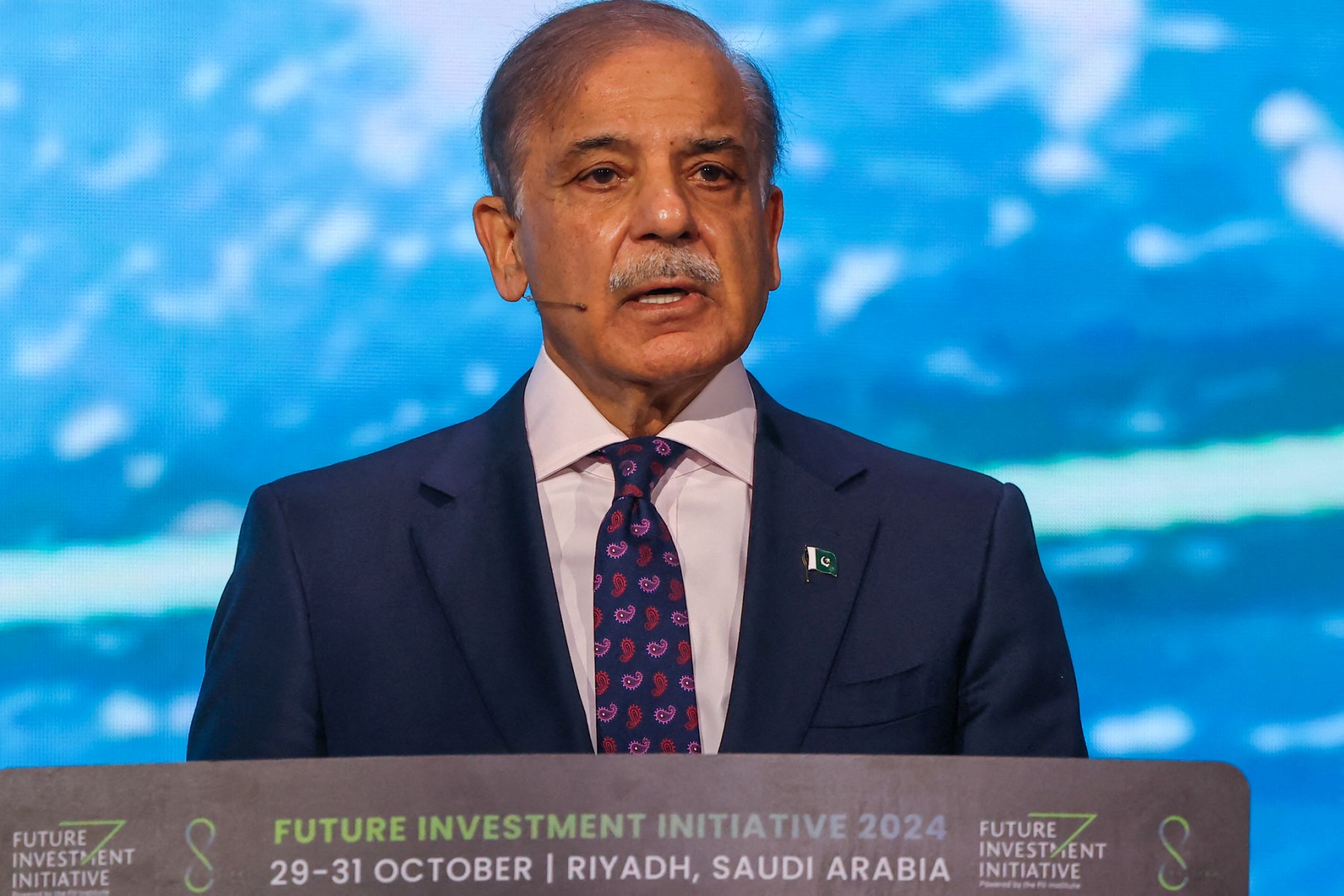 رئيس الوزراء الباكستاني متحدثاً في مبادرة مستقبل الاستثمار في الرياض.(أف ب)