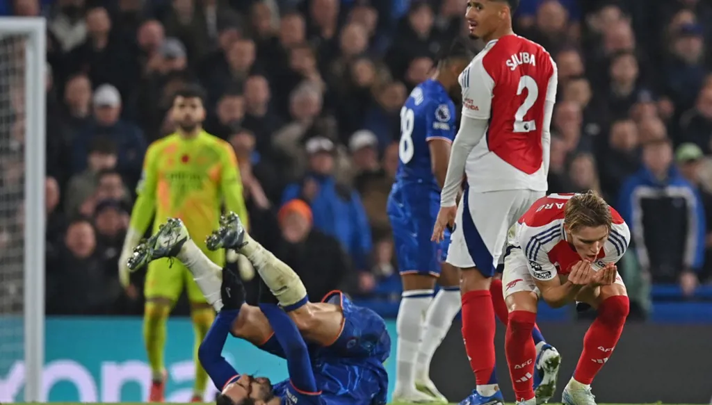 أرسنال يتراجع في سباق اللقب ويونايتد يودع فان نيسلتروي بفوز