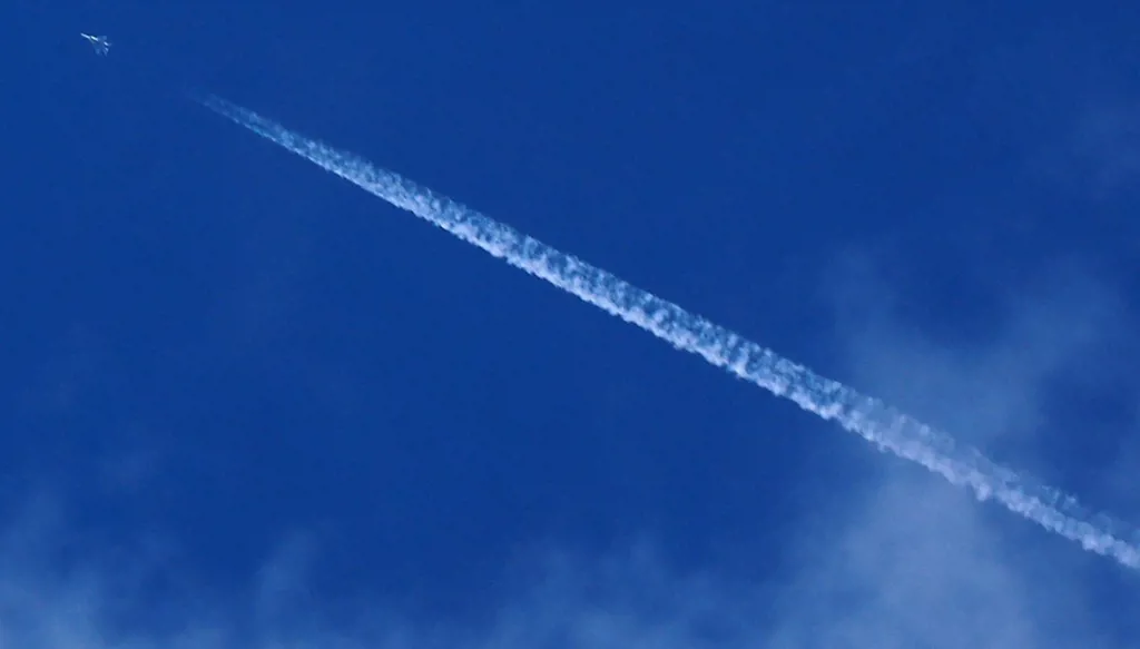 لماذا يجب أن تتوجس من الخطوط البيضاء في السماء؟