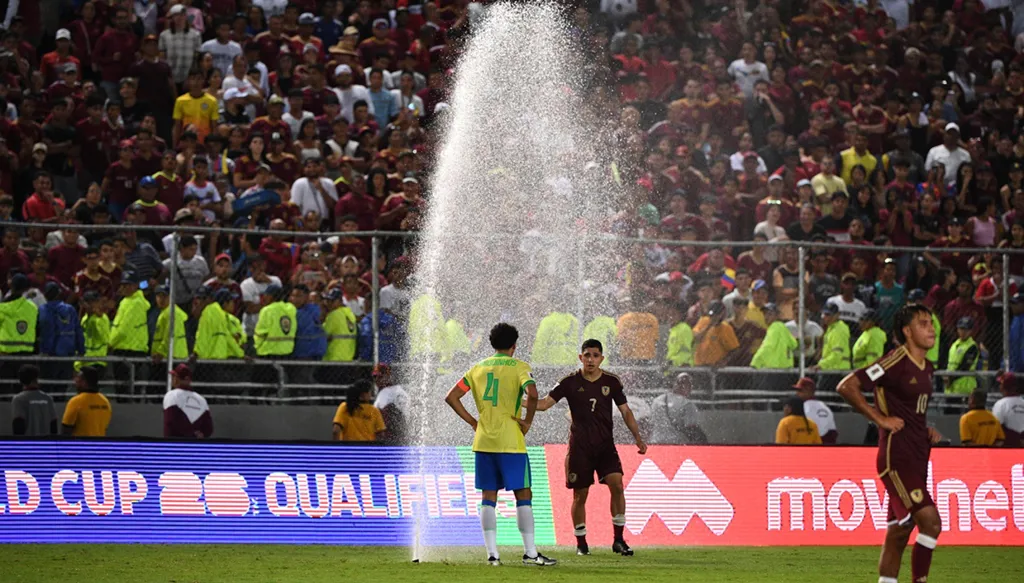 موقف طريف... نوافير المياه تتساقط على لاعبي البرازيل وفنزويلا (فيديو)
