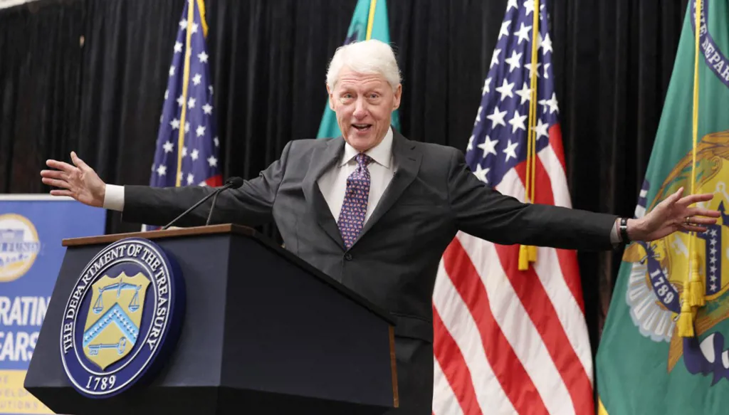 اعترافات في مذكرات بيل كلينتون... نوبات غضب وأرق لمدة عامين بسبب ترامب