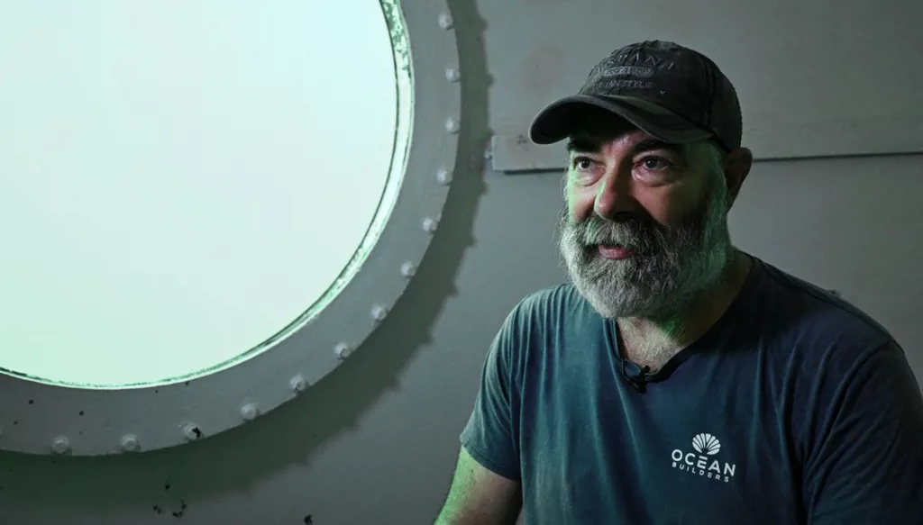 سعياً إلى تحقيق رقم قياسي... ألماني يعيش على عمق 11 متراً تحت الماء قبالة بنما