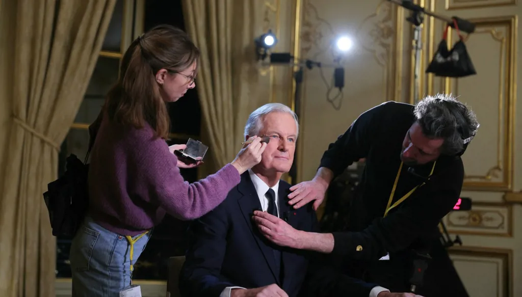 الحكومة الفرنسية عند مفترق... ماذا يحصل إذا سقطت؟