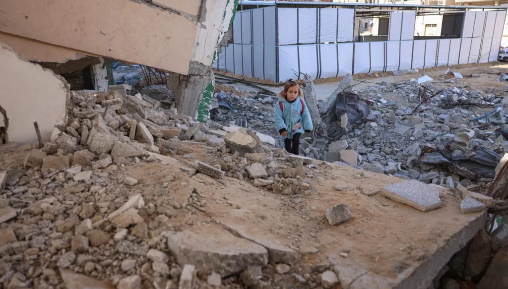 غارتان إسرائيليتان تستهدفان فلسطينيين مكلفين بحماية شاحنات مساعدات