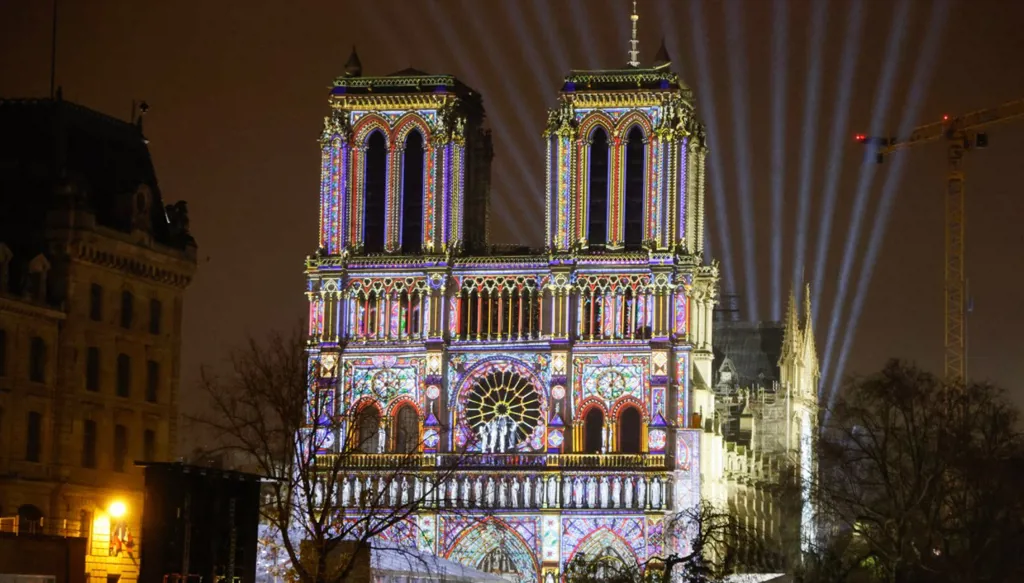 كاتدرائية نوتردام تنفض غبارها غداً