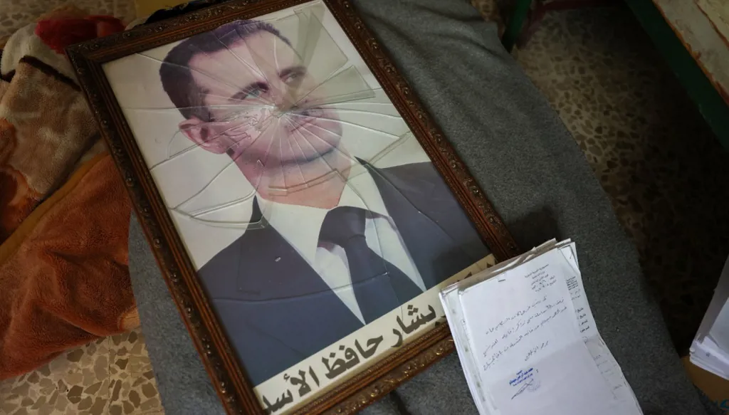 الفرار المدوّي للأسد... وسوريا بيد الفصائل المعارضة