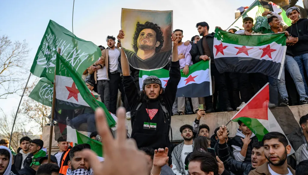 إيران تسلّم بسقوط الأسد ومطالبات بالمليارات المنفقة في سوريا