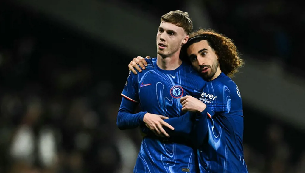 لاعب تشيلسي يرمي حذاءه... ويعتذز