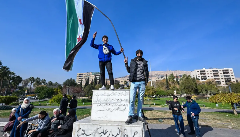 سوريا حليفة واشنطن مستقبلاً... هل يُرفع اسم الشرع من قوائم الإرهاب؟