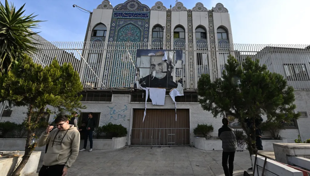 كأس لبنان وغزة وسوريا تقترب من شفتي... إيران!